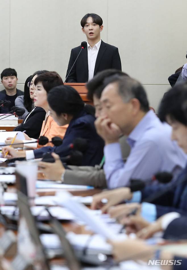 [서울=뉴시스] 이영환 기자 = 가수 남태현이 12일 오후 서울 여의도 국회에서 열린 보건복지부 등 국정감사에 참고인으로 출석해 마약 재활 정책 및 재활치료 관련 발언을 하고 있다.  2023.10.12. 20hwan@newsis.com