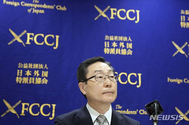 [도쿄=AP/뉴시스]세계평화통일가정연합(옛 통일교회)의 다나카 도미히로 일본교회 회장이 2022년 8월 도쿄에서 기자회견을 하는 모습. 2023.10.12.
