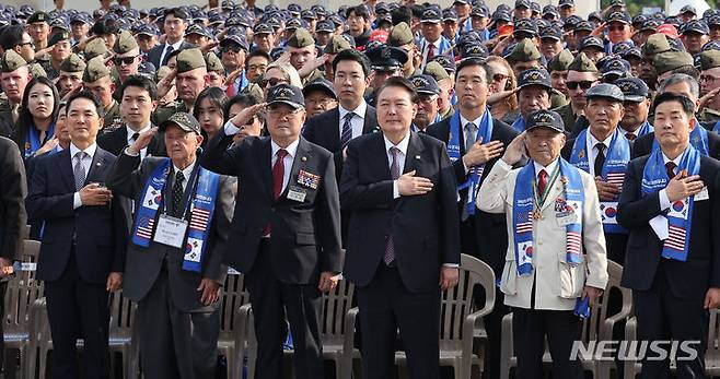 [서울=뉴시스] 홍효식 기자 = 윤석열 대통령이 12일 오후 서울 용산 전쟁기념관 평화의 광장에서 열린 제73주년 장진호 전투 기념행사에서 국기에 대한 경례를 하고 있다. (대통령실통신사진기자단) 2023.10.12. yesphoto@newsis.com