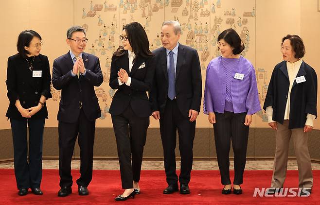 [서울=뉴시스] 윤석열 대통령 부인 김건희 여사가 12일 서울 용산 대통령실 청사에서 열린 대한암협회 명예회장 추대 행사에서 이민혁 대한암협회 회장 등 관계자들과 기념촬영을 한 뒤 이동하고 있다. (사진=대통령실 제공) 2023.10.12. photo@newsis.com *재판매 및 DB 금지