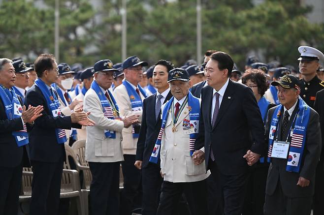 [서울=뉴시스] 윤석열 대통령이 12일 오후 서울 용산 전쟁기념관 평화의 광장에서 열린 제73주년 장진호 전투 기념행사에 입장하고 있다. (사진=대통령실 제공) 2023.10.12. photo@newsis.com *재판매 및 DB 금지