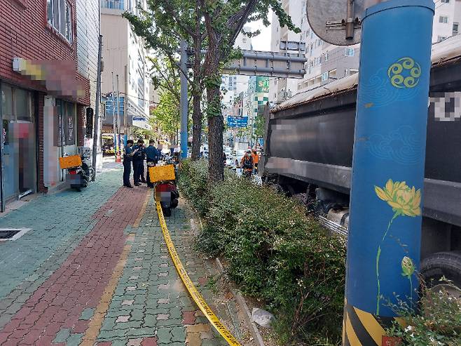 부산에서 덤프트럭이 정차 중인 오토바이를 덮쳐 운전자가 사망했다. 부산경찰청 제공