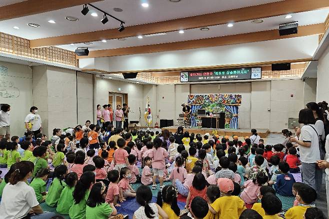 전북 완주군의 찾아가는 인형극 공연에 완주군의 한 어린이집 원아들이 모여 관람하고 있다. 완주군 제공