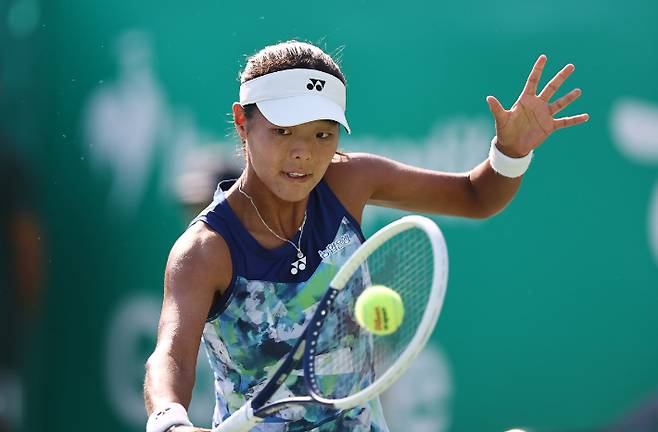 12일 오후 서울 송파구 올림픽공원 테니스장에서 열린 여자프로테니스(WTA) 투어 하나은행 코리아오픈 2023 대한민국 백다연 대 호주 킴벌리 버렐 16강전. 백다연이 백핸드 슬라이스를 넣고 있다. 연합뉴스