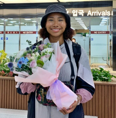 입국 직후 환영 받는 레이나. 흥국생명 제공