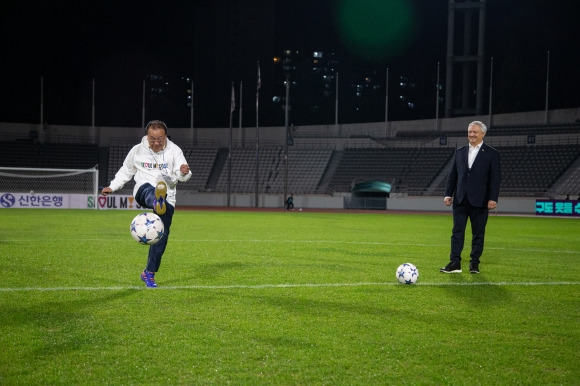 시축식을 진행한 이종환 위원장(왼쪽)