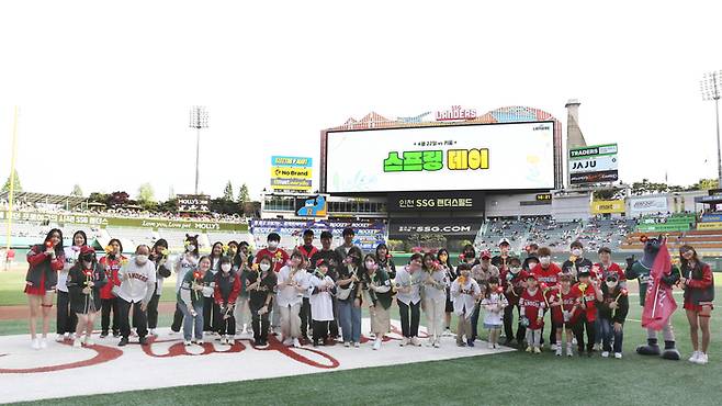 올 시즌 여성 팬들 겨냥해 진행한 ‘레드 퍼레이드’. SSG 제공
