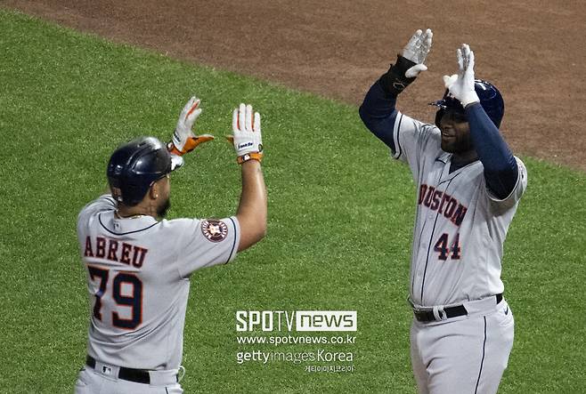 ▲휴스턴 애스트로스 호세 아브레유(왼쪽)가 홈런을 치고 기뻐하고 있다.