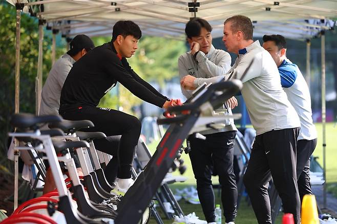 ▲ 손흥민은 앞서 파주NFC(축구대표팀 트레이닝센터)에서 운동화를 신고 스트레칭을 하며 크게 무리하지 않았다 ⓒ 연합뉴스