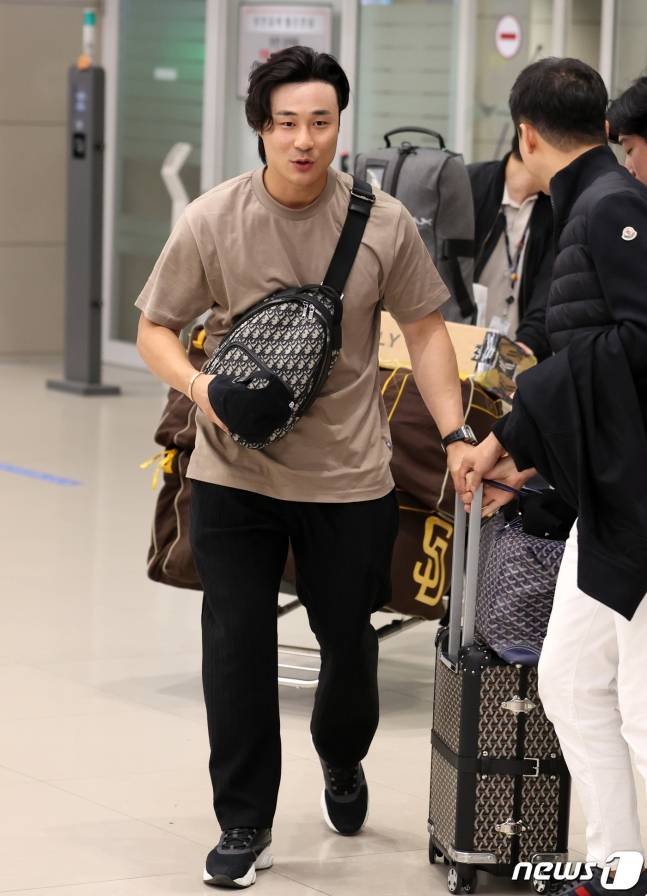 김하성이 11일 오후 인천국제공항을 통해 귀국하고 있다. /사진=뉴스1