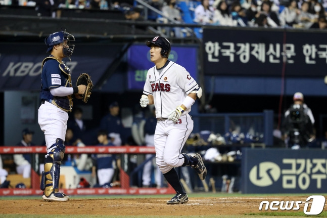 두산 허경민(오른쪽)이 4회 솔로포를 터트린 뒤 홈으로 들어오고 있다. /사진=뉴스1