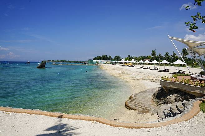 전용해변에서는 뾰족한 산호를 조심해야 한다