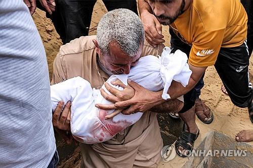 이스라엘 공습으로 숨진 가자지구 어린이 장례식 [AFP 연합뉴스]