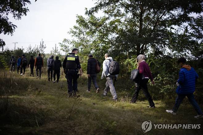 독일-폴란드 국경 불법 월경한 이주자들과 동행하는 독일 경찰 [AP 연합뉴스 자료사진. 재판매 및 DB 금지]