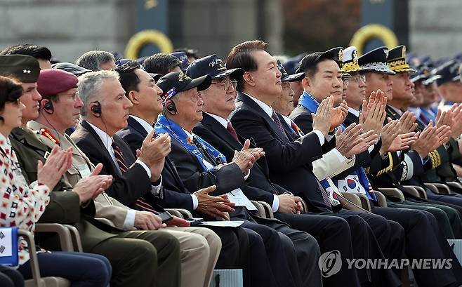 박수치는 윤석열 대통령 (서울=연합뉴스) 임헌정 기자 = 윤석열 대통령이 12일 오후 서울 용산 전쟁기념관 평화의광장에서 열린 제73주년 장진호 전투 기념행사에서 축하공연 시작되자 박수치고 있다. 2023.10.12 kane@yna.co.kr