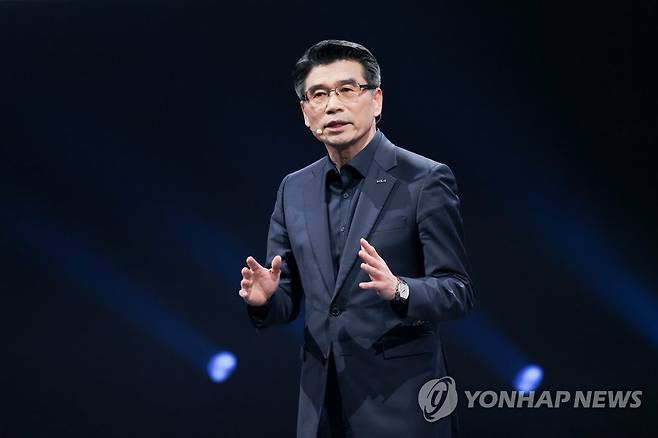 기아, 중국 전기차 시장 본격 진출 선언 (서울=연합뉴스) 기아가 지난 20일 중국 상해 E-스포츠 문화센터에서 열린 '기아 EV 데이(KIA EV Day)'에서 준중형 전동화 SUV '콘셉트 EV5'를 처음으로 공개하며 중국 전동화 시장 본격 진출을 선언한다고 21일 밝혔다. 사진은 '기아 EV 데이(KIA EV Day)'에서 발표하고 있는 송호성 기아 사장. 2023.3.21 [현대차·기아 제공. 재판매 및 DB 금지] photo@yna.co.kr