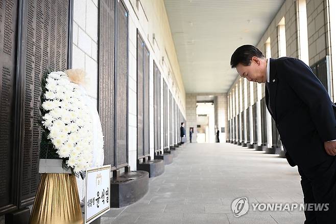 미 해병 참전용사 명비 참배하는 윤석열 대통령 (서울=연합뉴스) 임헌정 기자 = 윤석열 대통령이 12일 오후 서울 용산 전쟁기념관 평화의광장에서 열린 제73주년 장진호 전투 기념행사 참석에 앞서 미 해병 제1사단 소속 고(故) 제럴드 버나드 래이매커 병장(Gerald Bernard Raeymacker)의 이름이 새겨진 명비를 찾아 참배하고 있다. 2023.10.12 [대통령실 제공. 재판매 및 DB 금지] kane@yna.co.kr