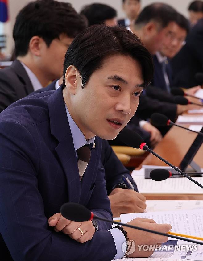 양평고속도로 관련 질의하는 한준호 의원 (서울=연합뉴스) 한상균 기자 = 더불어민주당 한준호 의원이 12일 국회 국토교통위원회 국정감사에서 함진규 한국도로공사 사장에게 양평고속도로 관련 질의를 하고 있다. 2023.10.12 xyz@yna.co.kr