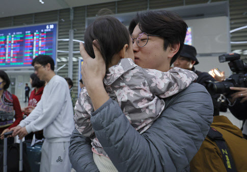 이스라엘에 단기 체류 중이던 국민 일부가 귀국한 11일 오전 인천국제공항 제2터미널에 마중 나온 아버지가 어머니와 함께 성지순례를 떠났다 돌아온 딸을 안고 있다.(사진=뉴스1)