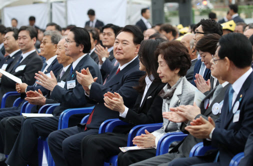 윤석열 대통령과 부인 김건희 여사가 13일 전남 목포 공생원에서 열린 공생복지재단 설립 95주년 기념식에서 박수치고 있다. (사진=연합뉴스)