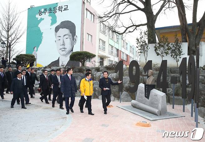 구충곤 전 화순군수 등 화순군 관계자들이 지난 2017년 1월19일 능주초등학교의 정율성 벽화를 방문하고 있다.(화순군 제공)2023.10.12./뉴스1