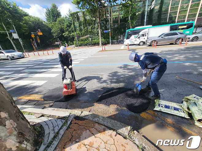 작업중인 시 소속 근로자들.(과천시 제공)