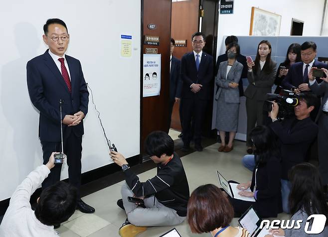 김도읍 국회 법사위 위원장이 13일 서울 여의도 국회에서 열린 법제사법위원회 국정감사장 앞에서 감사위원들의 배석 문제를 두고 기자회견을 하고 있다. 오른쪽은 소병철 더불어민주당 간사. 2023.10.13/뉴스1 ⓒ News1 송원영 기자