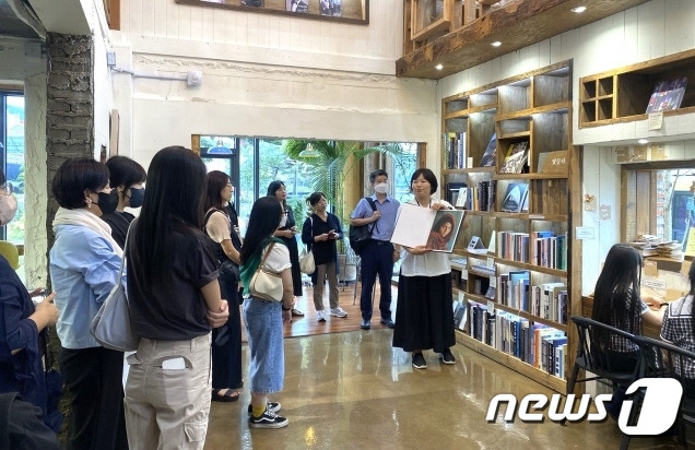 ‘전주 도서관 여행’이 13일 문화체육부장관상을 수상했다. 사진은 전주 도서관 여행 프로그램 모습.(전주시 제공)/뉴스1