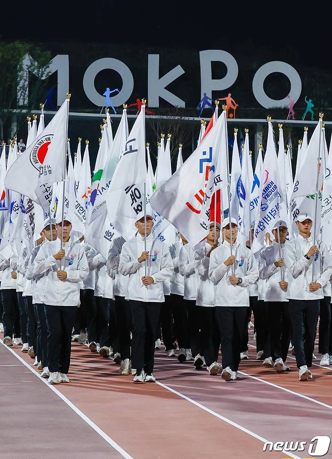 13일 오후 전남 목포종합경기장에서 열린 제104회 전국체육대회 개회식에 기수단이 입장하고 있다. 19일까지 열리는 이번 전국체전에는 항저우 아시안게임에서 활약한 황선우, 김우민, 임시현 등이 총출동, 총 2만9793명의 선수가 참가해 역대 최대 규모를 기록한다. 2023.10.13/뉴스1 ⓒ News1 안은나 기자