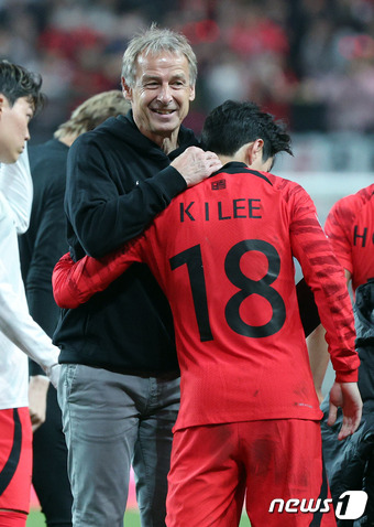 13일 오후 마포구 성산동 서울월드컵경기장에서 열린 하나은행 초청 축구 국가대표팀 평가전 대한민국과 튀니지의 경기를 4:0으로 승리한 클린스만 감독이 이강인을 껴안아 주고 있다. 2023.10.13/뉴스1 ⓒ News1 박정호 기자