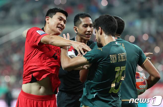 김민재가 13일 오후 서울 마포구 상암동 서울월드컵경기장에서 열린 축구 국가대표 평가전 대한민국과 튀니지의 경기에서 튀니지 벤 롬단과 언쟁을 벌이고 있다. 2023.10.13/뉴스1 ⓒ News1 김도우 기자