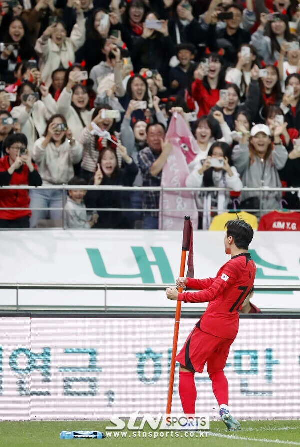 13일 오후 서울 마포구 서울월드컵경기장에서 열린 하나은행 초청 대한민국과 튀니지의 친선경기, 이강인이 프리킥 선취골을 성공시킨 뒤 환호하고 있다. 사진┃뉴시스