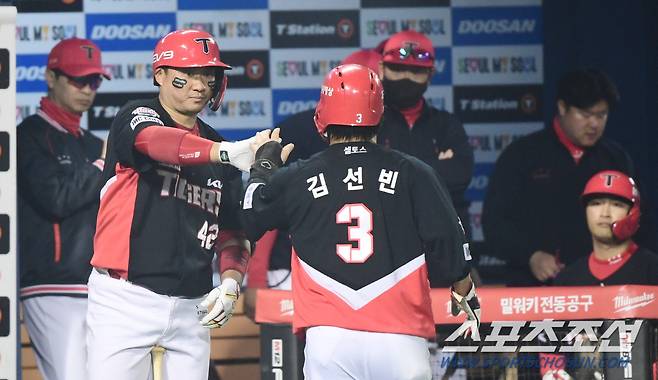 13일 서울잠실야구장에서 열린 두산과 KIA의 경기, KIA 김선빈이 4회초 무사 1,3루에서 이우성 희생타때 득점을 올리고 있다.  잠실=최문영 기자deer@sportschosun.com /2023.10.13/