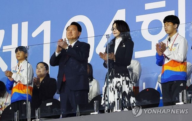 윤석열 대통령과 부인 김건희 여사가 13일 전남 목포종합경기장에서 열린 제104회 전국체육대회 개회식에서 박수치고 있다. [사진출처=연합뉴스]