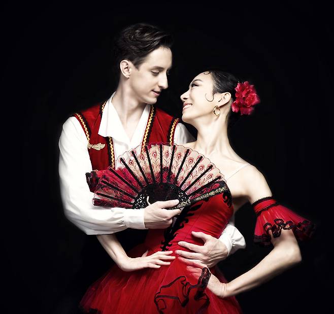'돈키호테'의 남녀 주역 '키트리'와 '바질'로 무대에 서는 강미선과 콘스탄틴 노보셀로프. /유니버설발레단