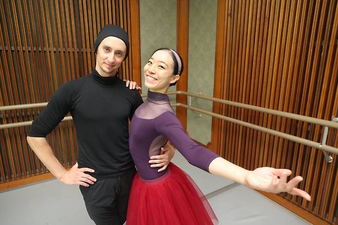 10월 4일 오후 서울 광진구 유니버설 아트센터에서 브누아드라당스상을 수상한 발레리나 강미선(오른쪽)씨와 남편 발레리노 콘스탄틴 노보셀로프씨가 본지와의 인터뷰를 갖고 있다. / 장련성 기자