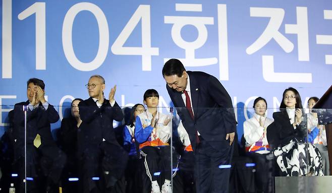 윤석열 대통령이 13일 전남 목포종합경기장에서 열린 제104회 전국체육대회 개회식에서 기념사를 마친 뒤 인사하고 있다. 2023.10.13. /뉴시스