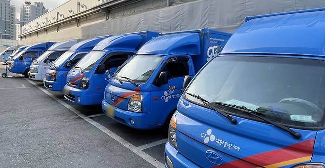 서울 한 CJ대한통운 물류센터에서 택배 차량이 배송을 위해 주차돼 있다. /뉴스1