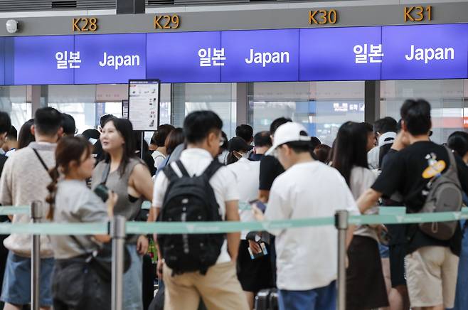 지난 8월 7일 인천국제공항 제1여객터미널 출국장에서 일본행 여행객들이 출국수속을 기다리고 있다. /뉴스1