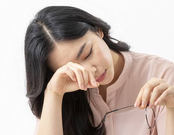 무의식적으로 눈을 비비는 습관이 눈 건강에 악영향을 끼친다./사진=클립아트코리아