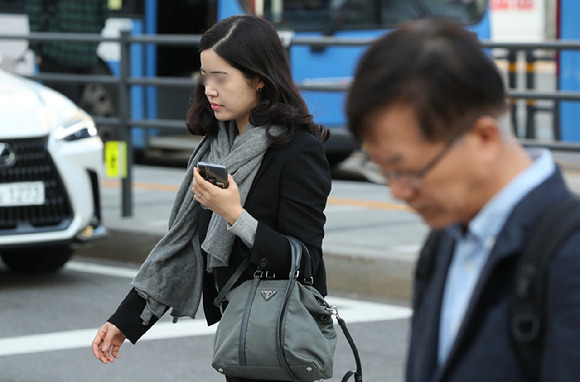 지난 11일 서울 종로구 세종대로에서 시민들이 출근길에 나서고 있다. [사진=뉴시스]