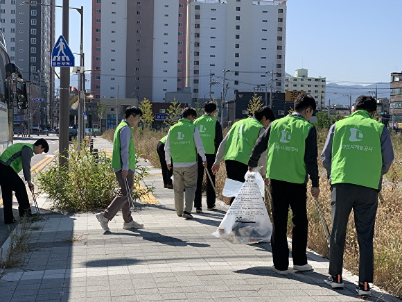 대구도시개발공사 직원들이 12일 환경정화 활동을 펼치고 있다. [사진=대구도시개발공사]