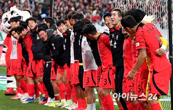 위르겐 클린스만 감독이 이끄는 한국 축구대표팀은 13일 서울월드컵경기장에서 열린 튀니지와 평가전에서 4-0 완승을 거뒀다. 승리를 거둔 선수들이 기뻐하고 있다. [사진=곽영래 기자]