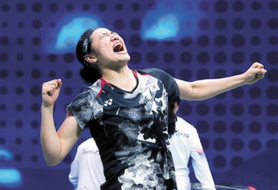 부상을 딛고 항저우 아시안게임 배드민턴 여자 단식 금메달을 확정지은 뒤 포효하는 안세영. 장진영 기자