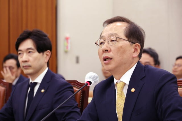 12일 국회에서 열린 농림축산식품해양수산위원회 국정감사장에서 조승환 해양수산부 장관이 답변하고 있다(연합뉴스)