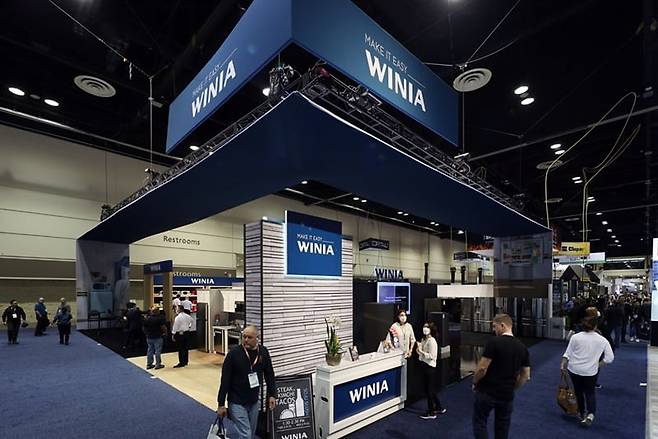 2022년 2월 미국 올랜도에 위치한 오렌지 카운티 컨벤션 센터에서 열린 미국 최대 주방·욕실 전시회인 ‘KBIS(The Kitchen & Bath Industry Show)에 마련된 위니아전자 부스. 사진=위니아전자