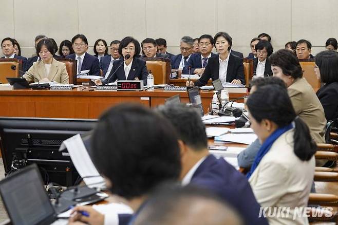 오유경 식품의약품안전처 처장이 13일 오전 서울 여의도 국회에서 열린 보건복지위원회 국정감사에서 의원 질의에 답하고 있다. 사진=임형택 기자