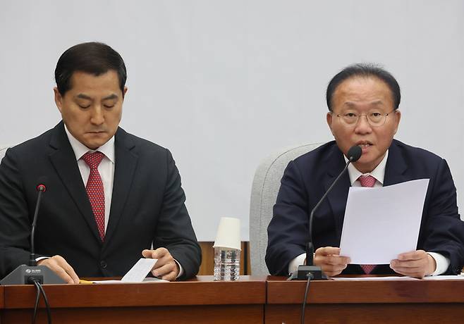 국민의힘 윤재옥 원내대표가 13일 국회에서 열린 국정감사대책회의에서 발언하고 있다. 왼쪽은 박대출 정책위의장. [사진 = 연합뉴스]