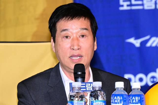현 상태로는"... 한국 배구 위기 통감한 최고령 사령탑, 직언 날렸다