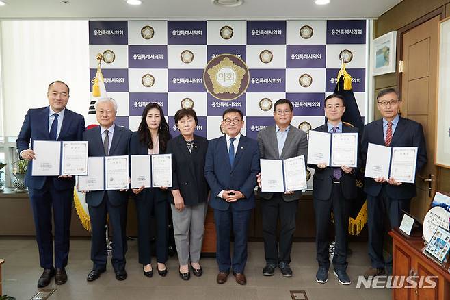 왼쪽부터 김태형 남효응 이영림 김상수 윤원균의장 정연욱 조준현 이정재 위원.